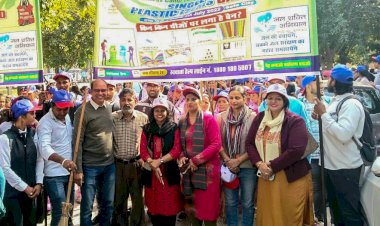 हिंदू कॉलेज के स्वयंसेवकों ने स्वच्छता अभियान में भाग लिया।