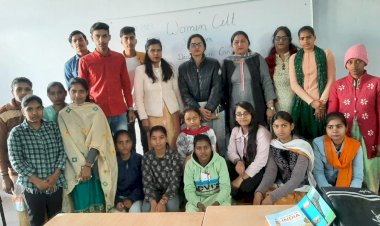 भाषण प्रतियोगिता में कोमल प्रथम, लतिका द्वितीय।