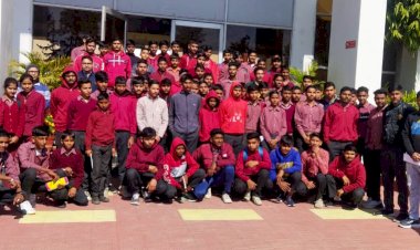 होटल प्रबंधन में करियर विकल्पों की जानकारी ली छात्रों ने।