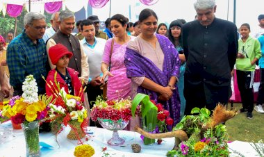 फूलों की बहार संग युवा दिलों का उमंग-उल्लास झलका रंग बहार में।