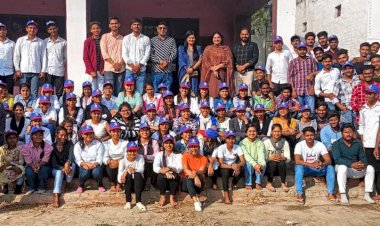 पोस्टर निर्माण में केशव प्रथम, एनएसएस कैंप के दूसरे दिन बहु अकबरपुर में की अखाड़े की सफाई।