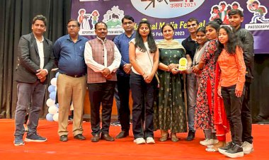 पत्रकारिता के विद्यार्थियों ने मीडिया फेस्टिवल में लिया भाग, न्यूज रीडिंग में आशीष तृतीय, फोटो कैप्शन राइटिंग में भावना द्वितीय।