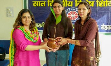 स्वयंसेविकाओं को स्वच्छता एप का प्रयोग करना सिखाया।