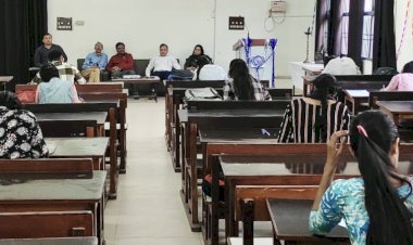 निबंध लेखन में किरण बाला और शिखा प्रथम।