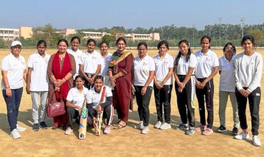 लड़कियों के टी-10 क्रिकेट मैच में 34 रन बनाकर बॉटनी की टीम बनी विजेता।