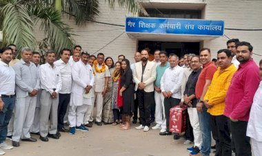 सेवानिवृत्त ग़ैर शिक्षक कर्मियों को दी विदाई।