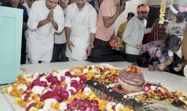 सांसद   दीपेन्द्र हुड्डा ने बाबा मस्तनाथ का आशीर्वाद प्राप्त कर देश-प्रदेश में खुशहाली के लिए प्रार्थना की।