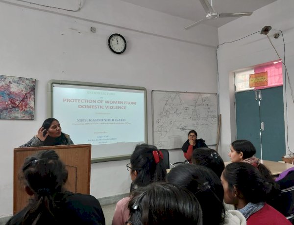 छात्राओं को दी घरेलू हिंसा से बचाव की जानकारी।
