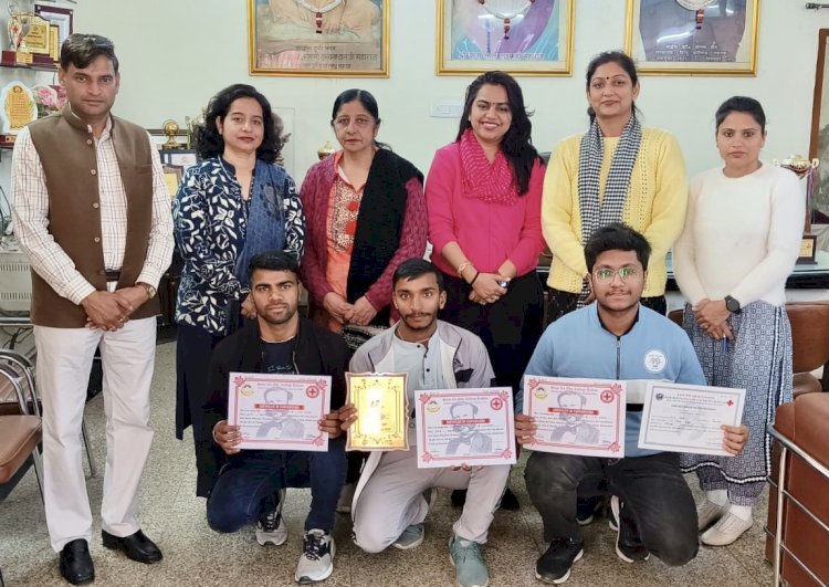 हिंदू कॉलेज के शेखर को मिला बेस्ट कैम्पर का ख़िताब।