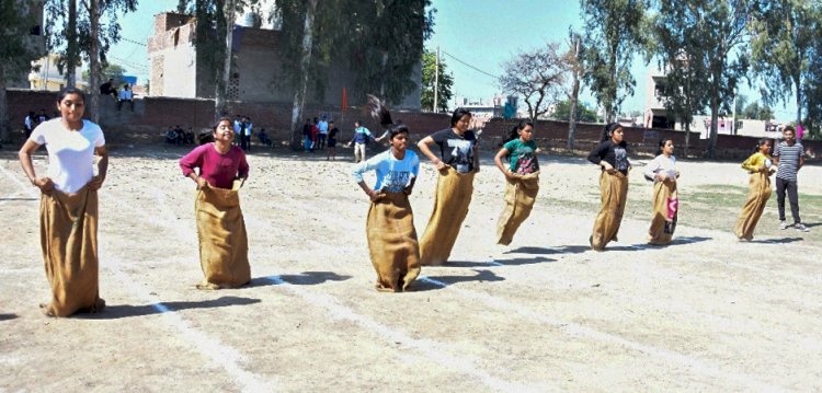 हिंदू कॉलेज में 48वां वार्षिक खेल महोत्सव शुरू, लांग जंप सहित विभिन्न दौड़ों में भावना रही विजेता।