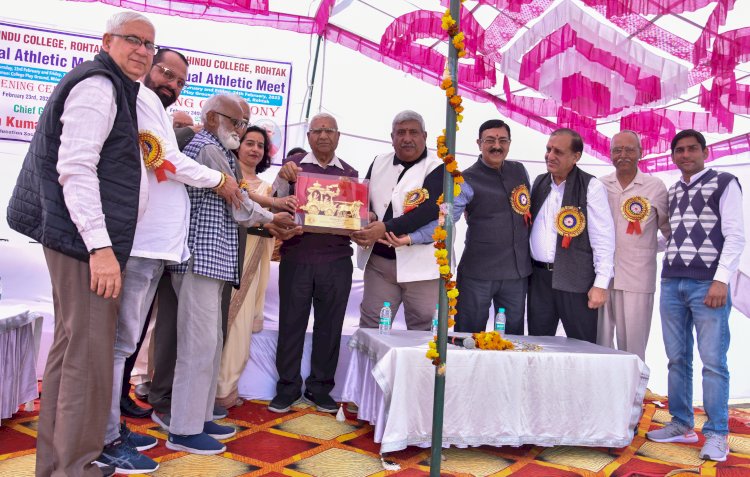 हिंदू कॉलेज में 48वां वार्षिक खेल महोत्सव शुरू, लांग जंप सहित विभिन्न दौड़ों में भावना रही विजेता।