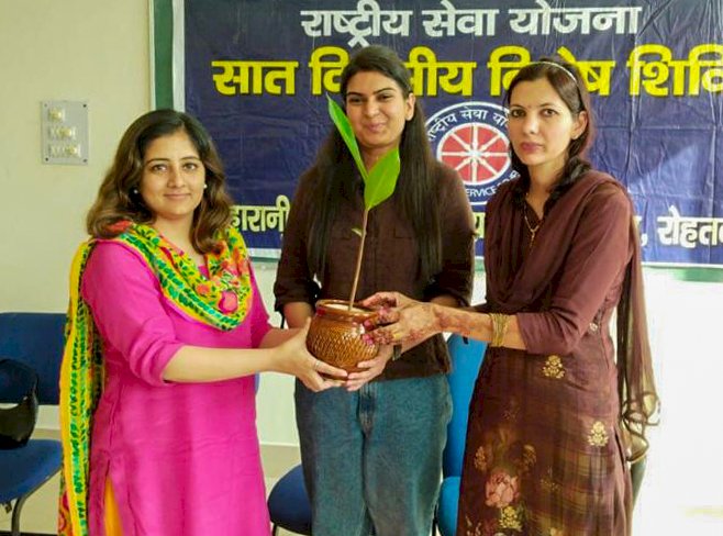 स्वयंसेविकाओं को स्वच्छता एप का प्रयोग करना सिखाया।