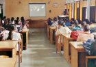 शहीदी दिवस पर छात्राओं को दिखाई देशभक्ति फ़िल्म।