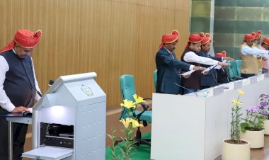 गुजविप्रौवि के गैर शिक्षक कर्मचारी कल्याण संघ के नवनिर्वाचित पदाधिकारियों को कुलपति ने दिलाई शपथ।