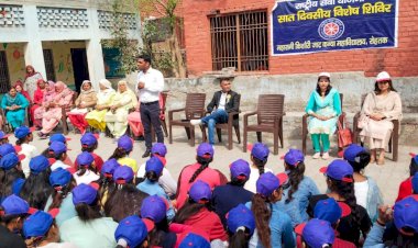 एमकेजेके की छात्राओं ने करौंथा में ग्रामीणों को किया जागरूक।