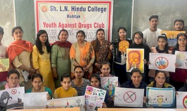 पोस्टर मेकिंग में केसर व हिमानी रहे अव्वल।