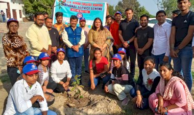 हिंदू कॉलेज के एनएसएस शिविर के छठे दिन सड़क सुरक्षा निकाली जागरूकता रैली।