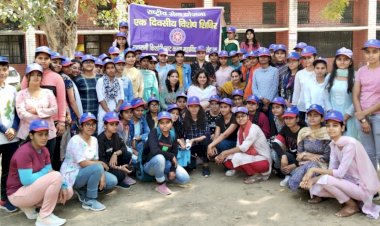 स्वयं सेविकाओं ने की खेल मैदान की सफाई।  ने की खेल मैदान की सफाई।