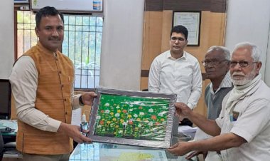 कलाकार सदाराम ने उपायुक्त डॉ. यशपाल को भेंट की पेंटिंग