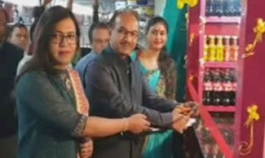 गुवाहाटी: रेलवे स्टेशन पर खुला पहला ट्रांसजेंडर टी स्टॉल, चलाने वाली बोलीं 'सम्मान की है लड़ाई'