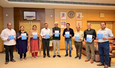 अंतरराष्ट्रीय सम्मेलन के ब्रोशर का विमोचन।