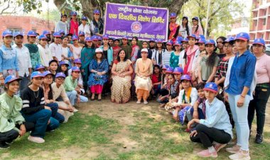 एमकेजेके में एनएसएस शिविरः छात्राओं ने किया खेल मैदान साफ