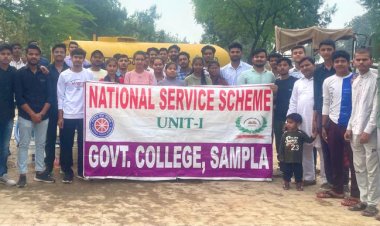 एनएसएस शिविर में स्वयंसेवकों ने सांपला नहर की साफ-सफाई की।