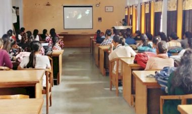शहीदी दिवस पर छात्राओं को दिखाई देशभक्ति फ़िल्म।