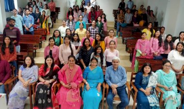 विश्व जल दिवस पर पोस्टर मेकिंग में कोमल, संभाषण में विनय प्रथम।