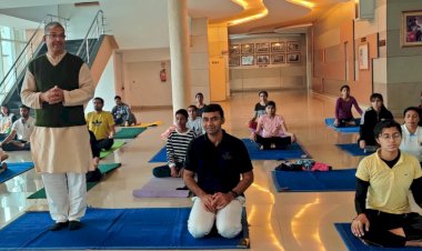 विद्यार्थियों को योग व स्वस्थ जीवन का महत्व बताया