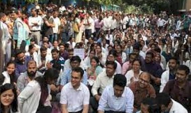 RTH के विरोध में JCB लेकर सड़क पर उतरे डॉक्टर, यहां रेजीडेंट डॉक्टर्स को बर्खास्तगी की चेतावनी