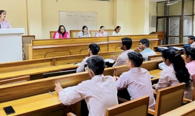 अंतर विभागीय वाद-विवाद प्रतियोगिता में ईशा प्रथम।