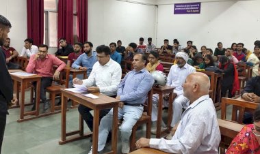 लोक प्रशासन विभाग में पैरेंट-टीचर मीटिंग आयोजित।