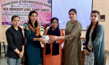 एमकेजेके में स्वयंसेविकाओं को दी साइबर अपराध व सड़क सुरक्षा की जानकारी।