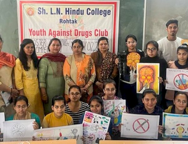 पोस्टर मेकिंग में केसर व हिमानी रहे अव्वल।