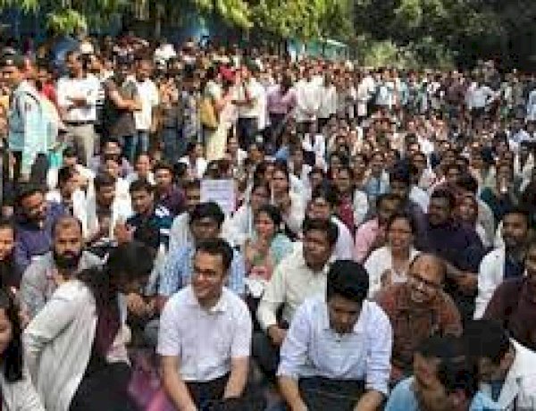 RTH के विरोध में JCB लेकर सड़क पर उतरे डॉक्टर, यहां रेजीडेंट डॉक्टर्स को बर्खास्तगी की चेतावनी
