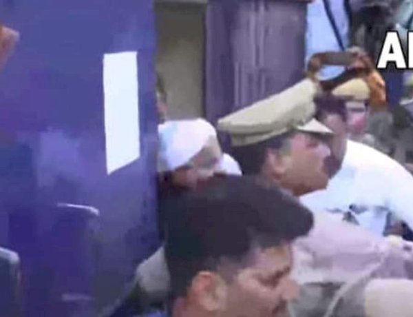 अतीक अहमद को साबरमती जेल से लेकर निकली पुलिस, सड़क के रास्ते कड़ी सुरक्षा में लाया जाएगा यूपी*