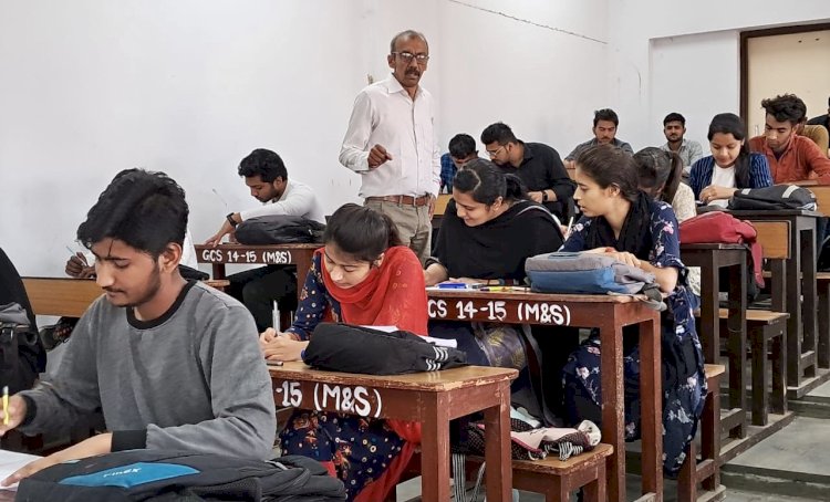 निबंध प्रतियोगिता में ज्योति प्रथम, अन्नू द्वितीय