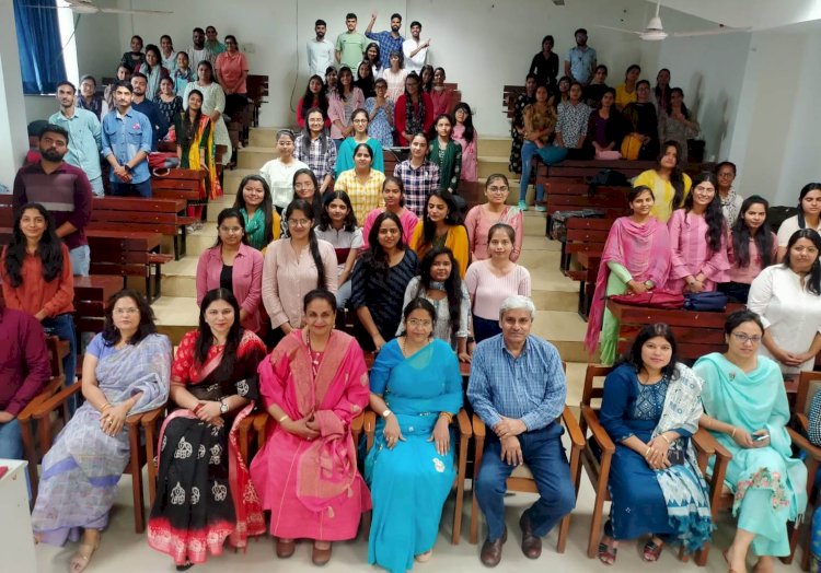 विश्व जल दिवस पर पोस्टर मेकिंग में कोमल, संभाषण में विनय प्रथम।
