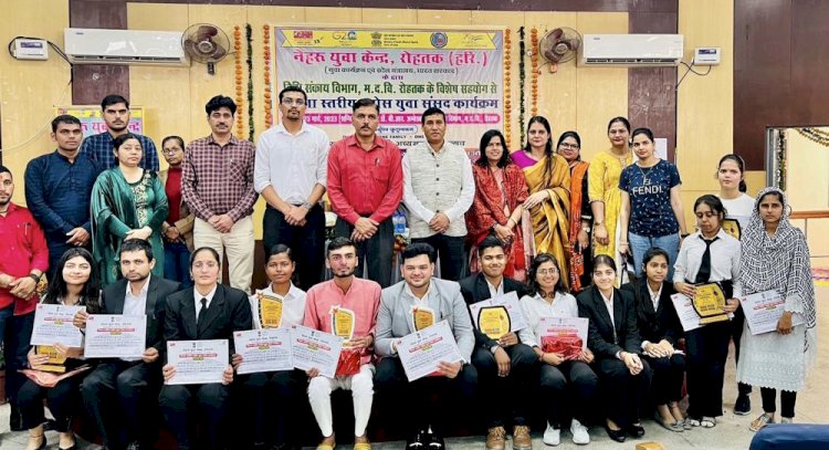 युवा संसद प्रतियोगिता में तान्या रही प्रथम।