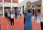 हिंदू कॉलेज में विद्यार्थियों ने किया योगाभ्यास।