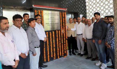 जीजेयू में लिफ़्टस का उद्घाटन हुआ।