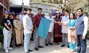 एमकेजेके में स्वयंसेविकाओं ने निकाली नेत्रदान जागरूकता रैली।