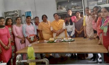 छात्राओं ने तेलंगाना के व्यंजन बनाने सीखे।