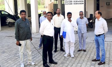 कुलसचिव प्रो. गुलशन लाल तनेजा ने किया आवासीय परिसर का दौरा, समस्याओं के जल्द निपटारे के दिए निर्देश।