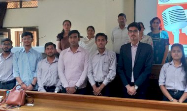 डेक्लामेशन कांटेस्ट में खुशी प्रथम, अनन्या द्वितीय