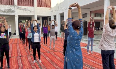 हिंदू कॉलेज में विद्यार्थियों ने किया योगाभ्यास।