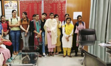 छात्राओं ने किया जिला विकास भवन का शैक्षणिक भ्रमण।